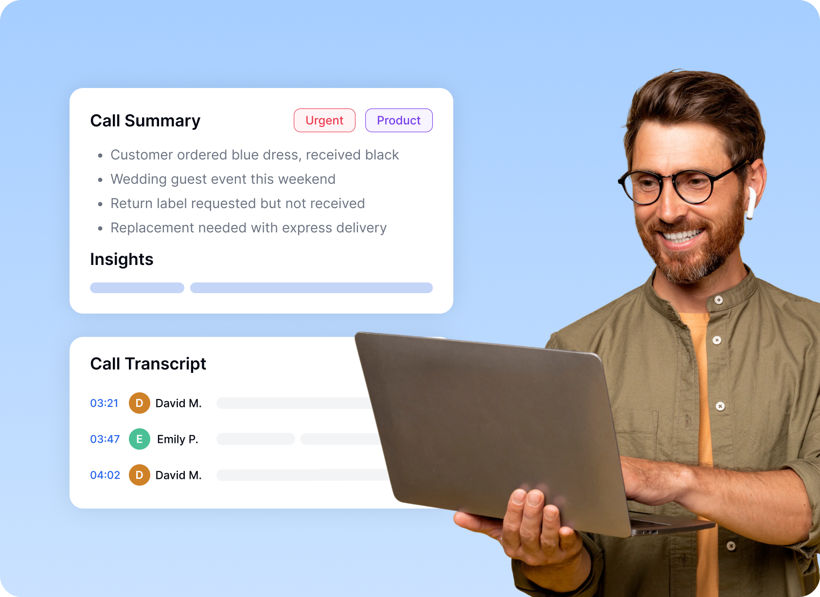 Улыбающийся мужчина в очках с ноутбуком рядом с карточкой звонка с тегами «Срочно» и «Продукт», где перечислены детали заказа платья не того цвета, и панелью транскрипции разговора между Дэвидом М. и Эмили П. с метками времени.