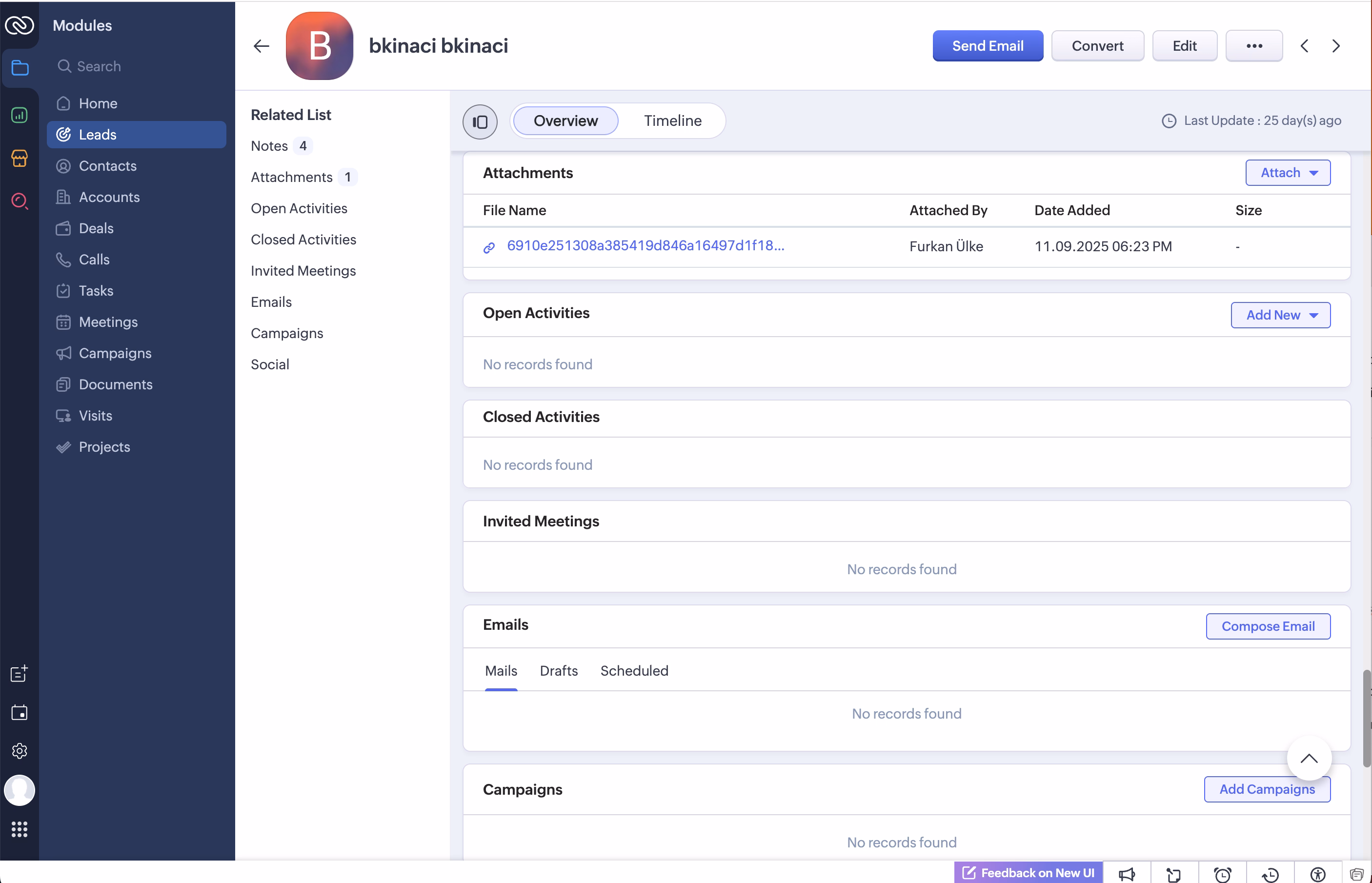 Ekler ve aktivitelerle birlikte lead detaylarını gösteren Zoho CRM arayüzü.