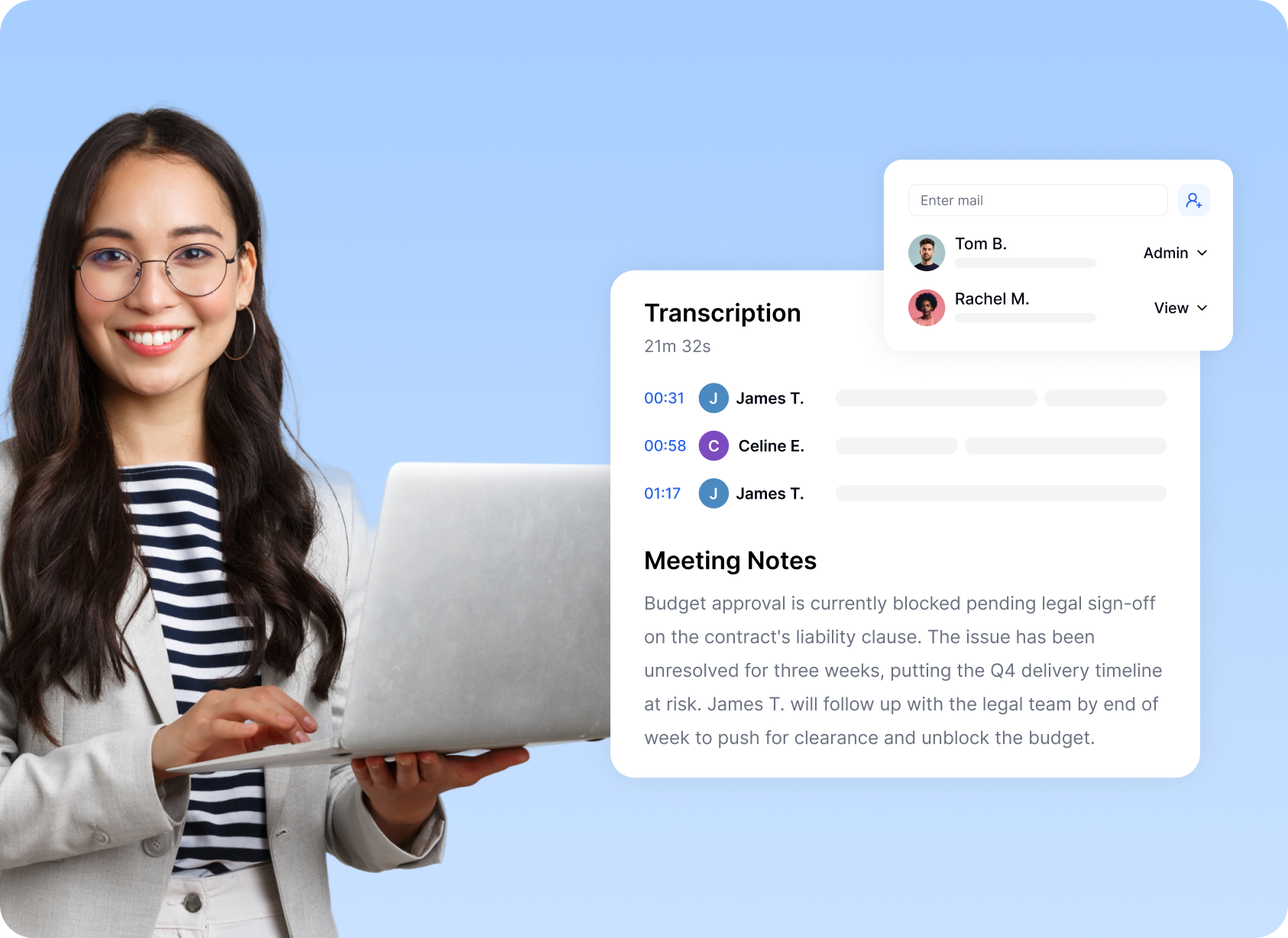 一位戴着眼镜、面带微笑的女性拿着笔记本电脑，屏幕上显示着转录和会议笔记应用程序。