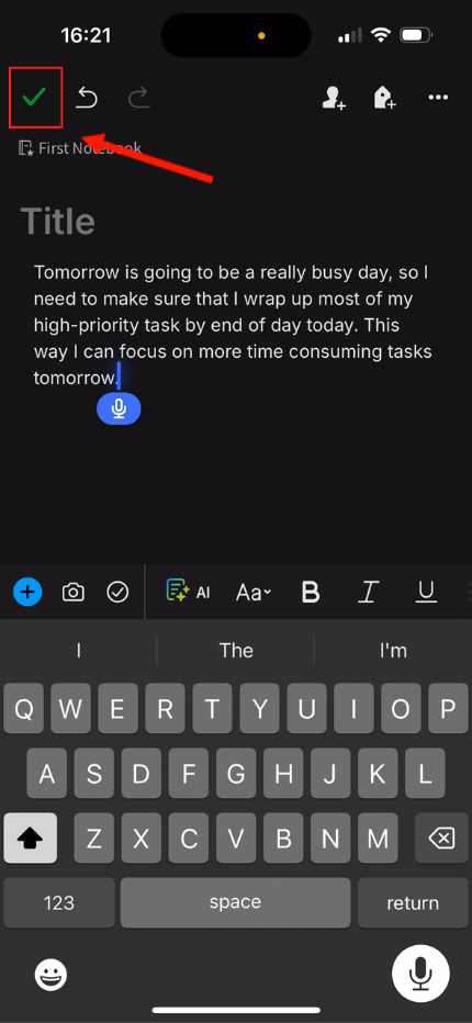 Evernote arayüzündeki ok, transkripsiyonu yapılmış metni kaydetmek için yeşil onay işaretini göstermektedir.