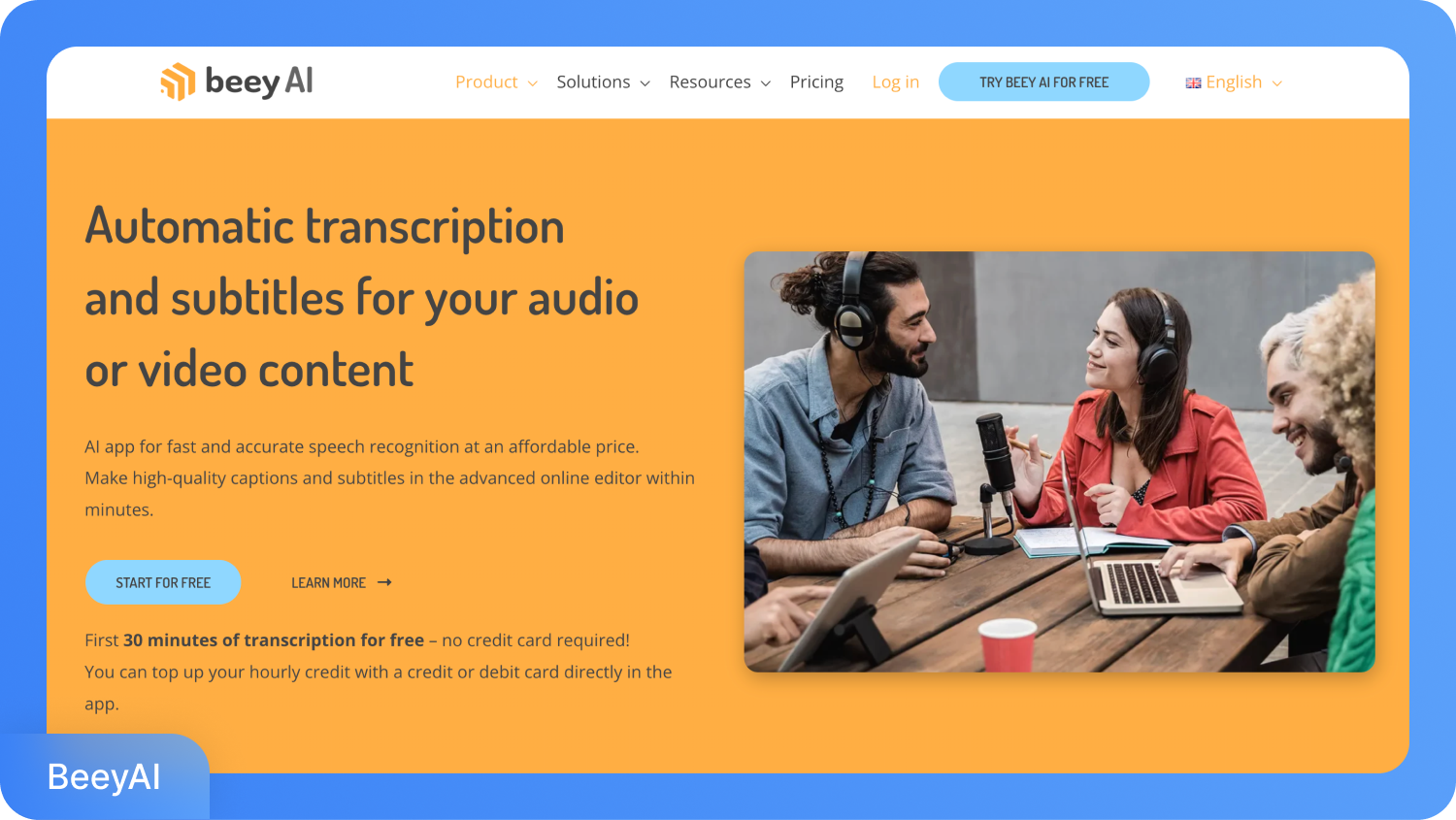 Vier personen werken samen in een podcaststudio, waarbij één persoon in een microfoon spreekt en een ander een laptop gebruikt. Ze demonstreren automatische transkripsiyon en ondertiteling voor audio- en videocontent.