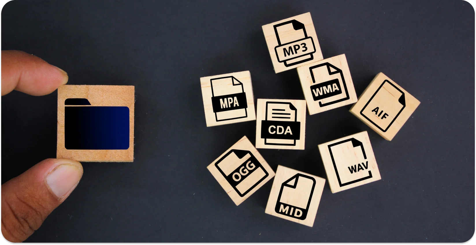 Iemand die blokken ordent met labels van verschillende audioformaten zoals MP3, WAV en AIFF.