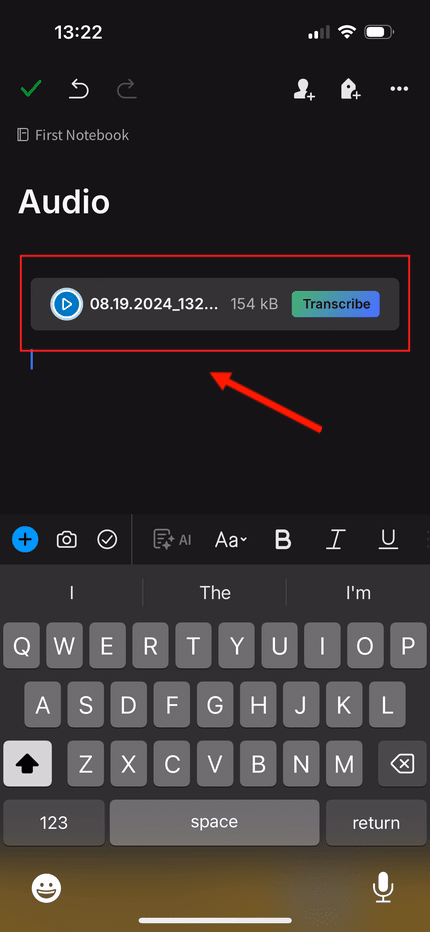 Стрілка на екрані вказує на записаний аудіофайл.