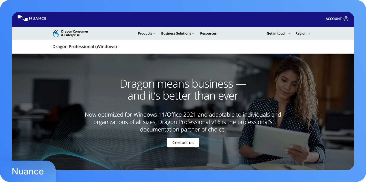 Een vrouw gebruikt Dragon Professional v16-spraakherkenningssoftware op een tablet, met het Nuance-logo in beeld.