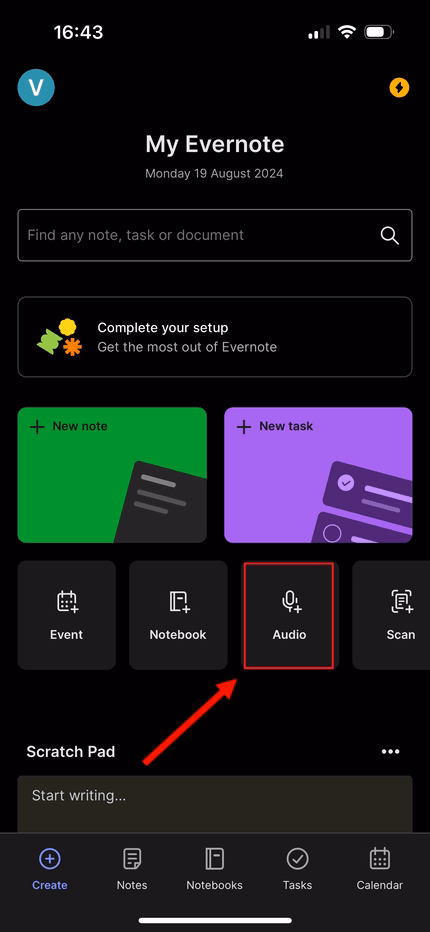На знімку екрана інтерфейсу Evernote стрілка вказує на функцію «Аудіо».