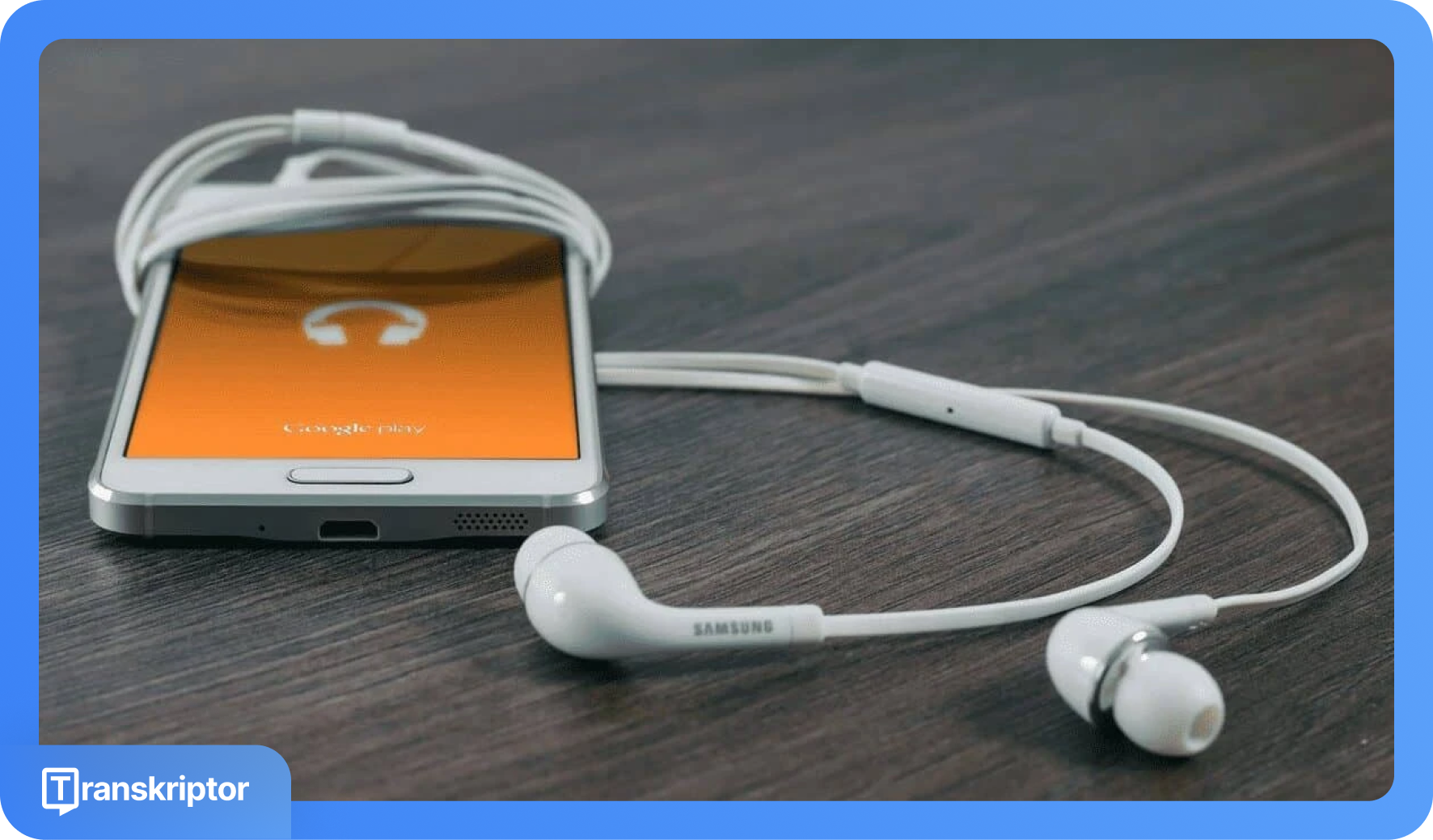 סמארטפון לבן עם אוזניות מחוברות על משטח עץ, מציג את אפליקציית Google Play Music על המסך.