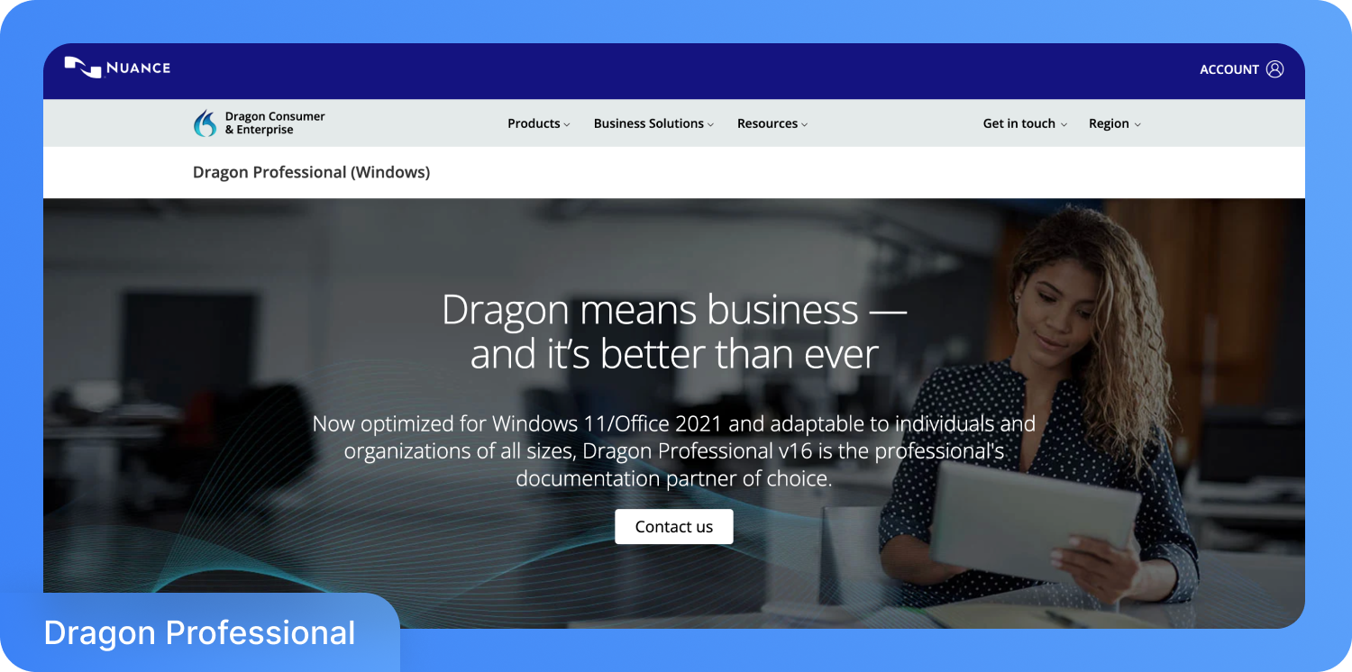 Uma mulher sentada à mesa, olhando para um tablet, com o texto "Dragon significa negócios — e está melhor do que nunca" e "Dragon Professional (Windows)" no site da Nuance.