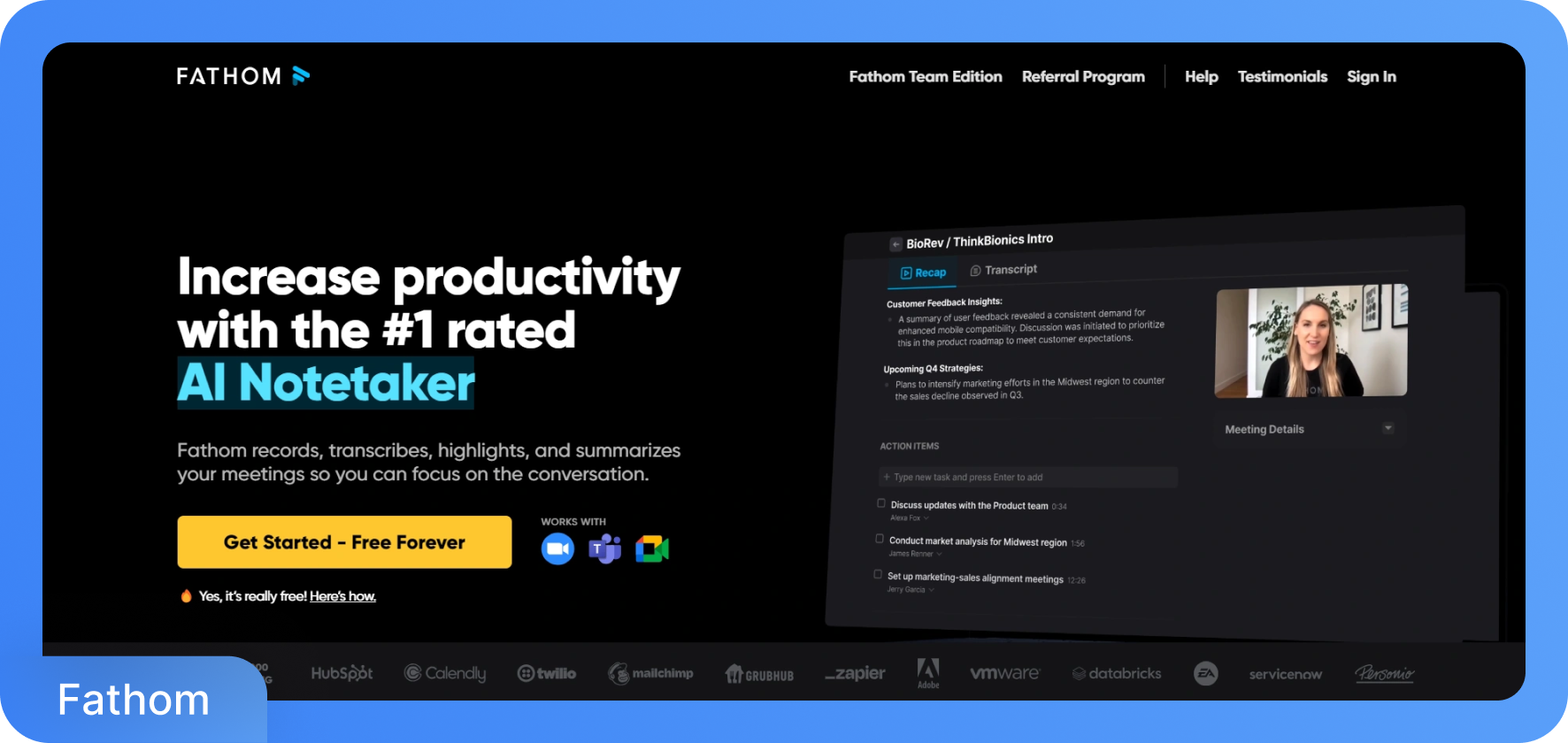 화면에 화상 회의 참가자가 표시된 상태에서 회의를 녹화, 전사 및 요약하는 기능을 보여주는 Fathom AI Notetaker 웹사이트.