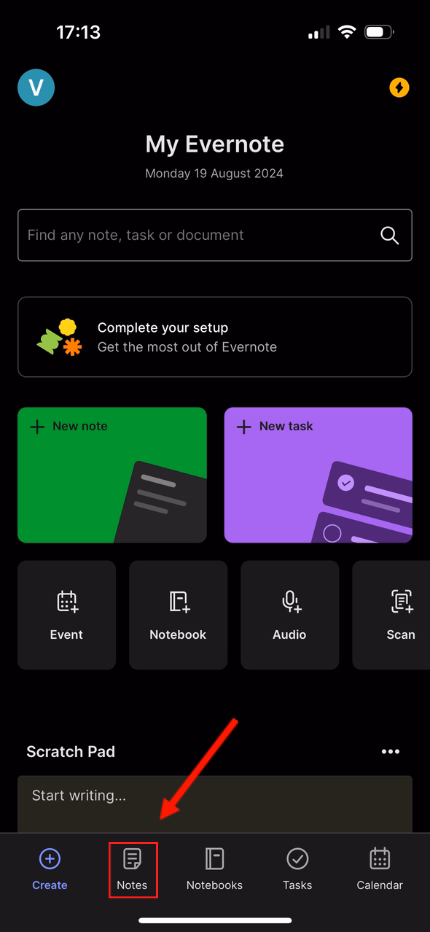 Стрілка в інтерфейсі Evernote на iOS вказує на вкладку «Нотатки».
