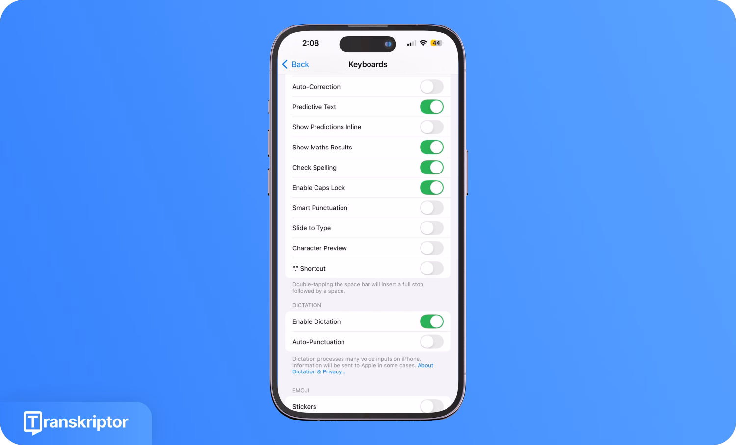Экран iPhone с настройками клавиатуры и логотипом Transkriptor, где выделены параметры диктовки для расшифровки голосовых заметок.