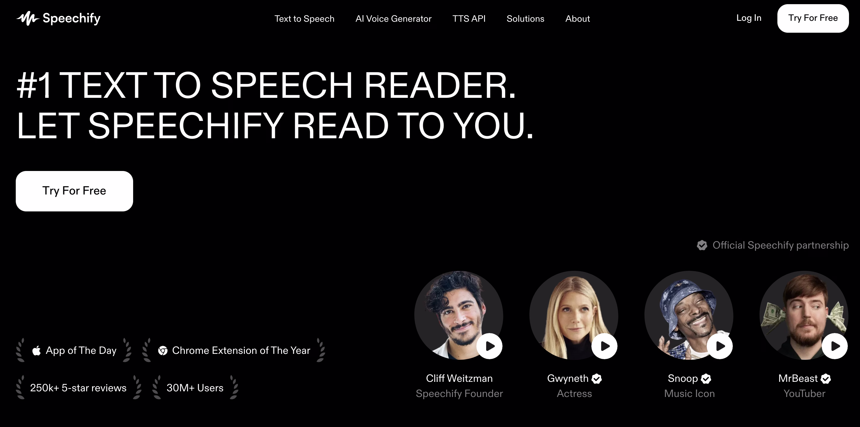 Interfaccia a tema scuro con testo grande che mostra le capacità text-to-speech